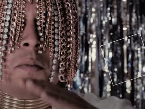 Le rappeur mexicain Dan Sur se fait implanter des chaînes en or sur...